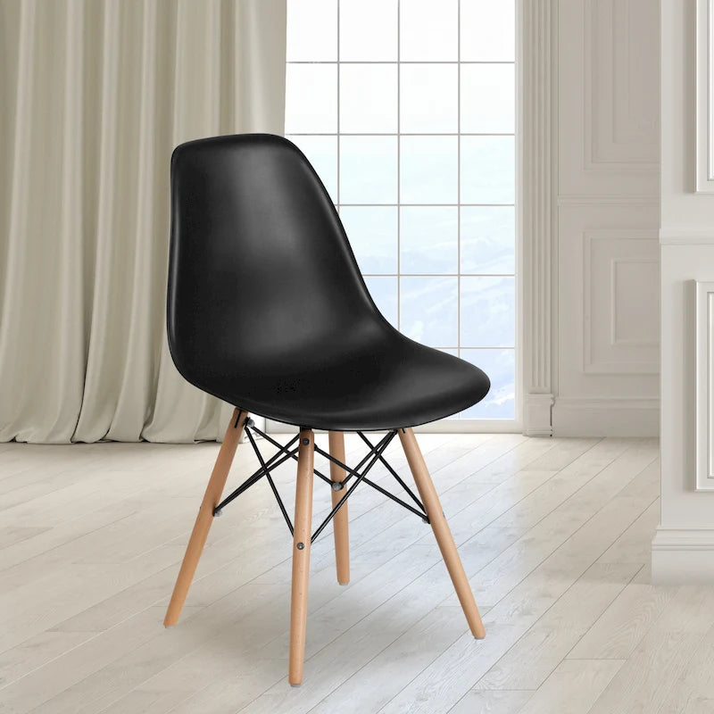 Sedia laterale in plastica stampata multicolore con gambe in legno, singola