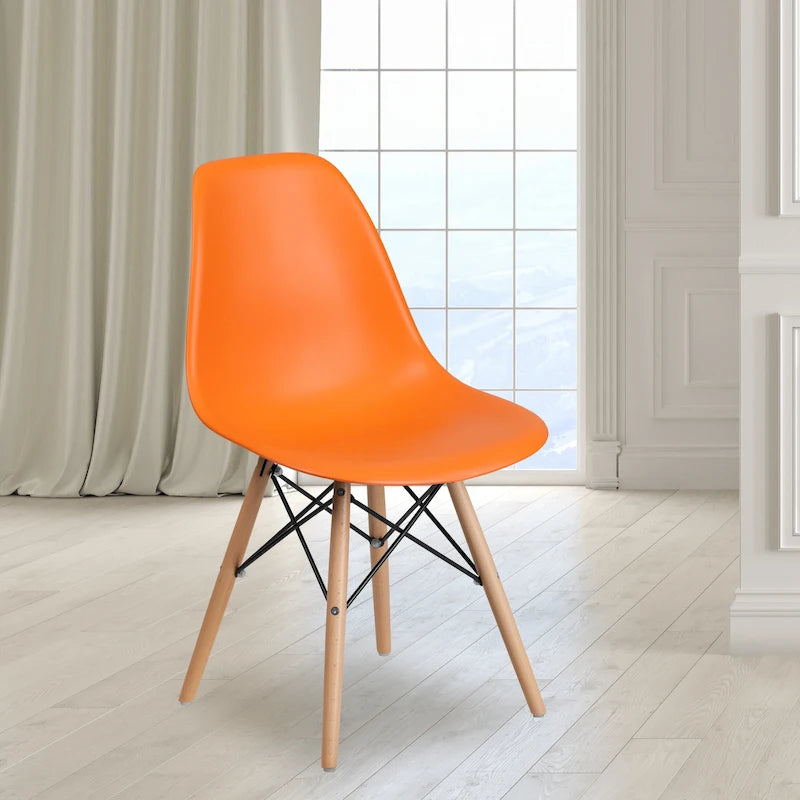 Sedia laterale in plastica stampata multicolore con gambe in legno, singola