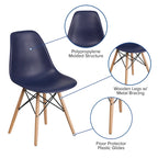 Sedia laterale in plastica stampata multicolore con gambe in legno, singola