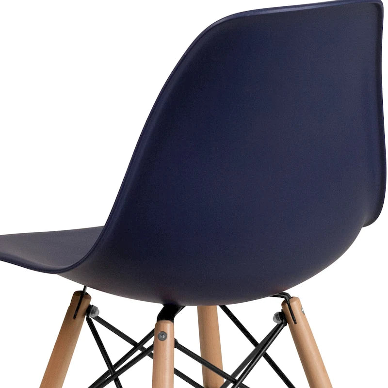 Sedia laterale in plastica stampata multicolore con gambe in legno, singola