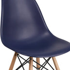 Sedia laterale in plastica stampata multicolore con gambe in legno, singola