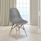 Sedia laterale in plastica stampata multicolore con gambe in legno, singola