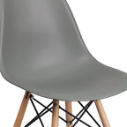 Sedia laterale in plastica stampata multicolore con gambe in legno, singola