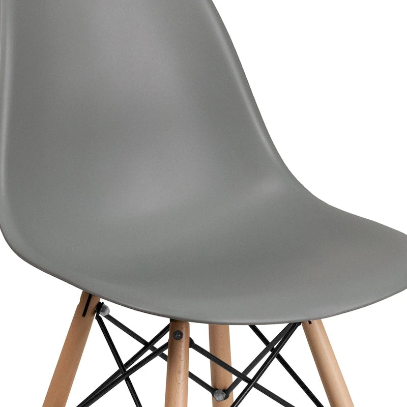 Sedia laterale in plastica stampata multicolore con gambe in legno, singola