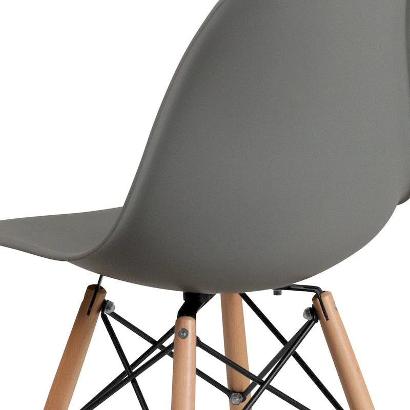 Sedia laterale in plastica stampata multicolore con gambe in legno, singola