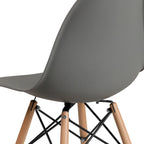 Sedia laterale in plastica stampata multicolore con gambe in legno, singola
