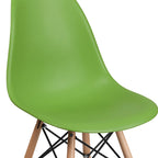 Sedia laterale in plastica stampata multicolore con gambe in legno, singola