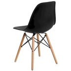 Sedia laterale in plastica stampata multicolore con gambe in legno, singola