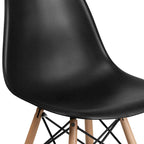 Sedia laterale in plastica stampata multicolore con gambe in legno, singola