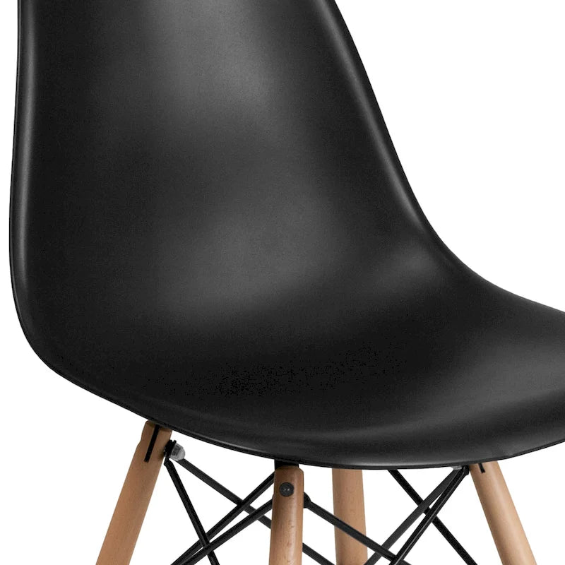 Sedia laterale in plastica stampata multicolore con gambe in legno, singola