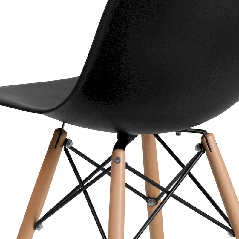Sedia laterale in plastica stampata multicolore con gambe in legno, singola