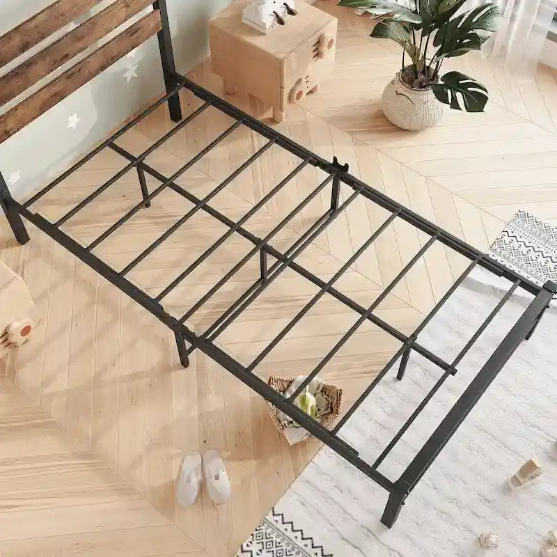 Struttura letto a piattaforma matrimoniale in metallo nero con testiera e pediera in legno, per 1 persona